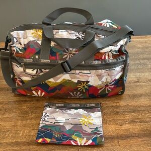 NWOT Le Sportsac large weekender duffle bag starburst design with cosmetic bag